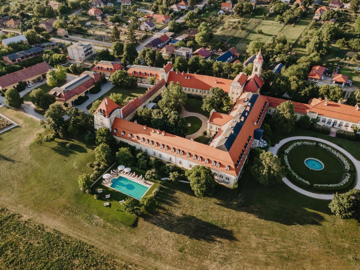 Hotel Chateau Bela Bagian luar foto