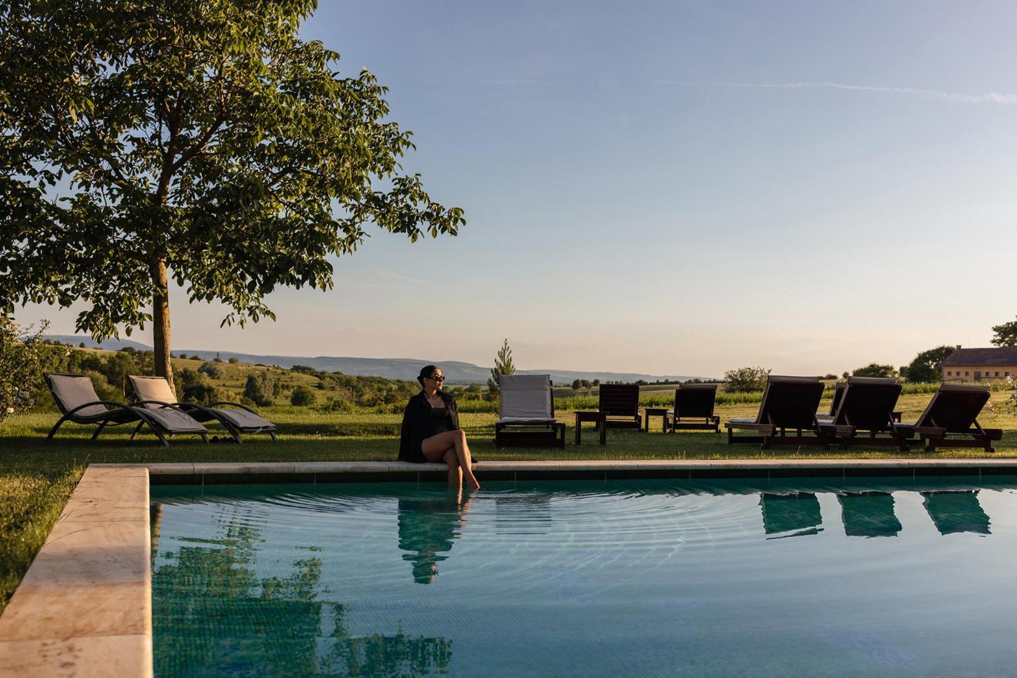Hotel Chateau Bela Bagian luar foto