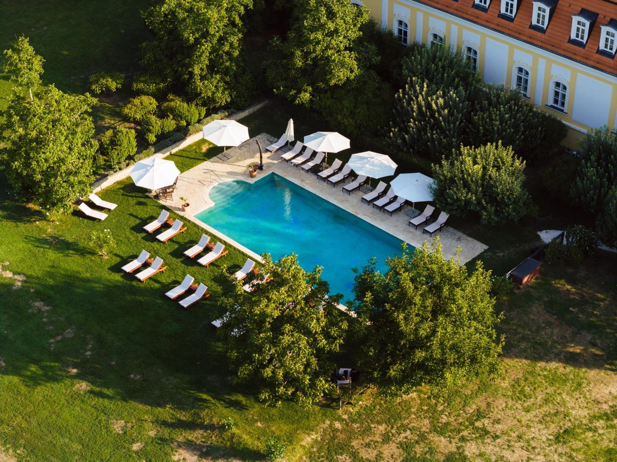 Hotel Chateau Bela Bagian luar foto